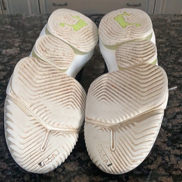 NIKE LEBRON LOW PYTH VOLT GREEN GLOW WHITE SNEAKER
